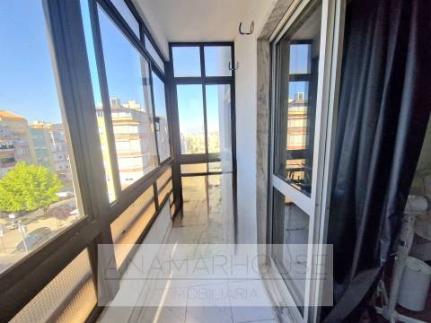 T2 com 80m² e 2 Varandas na Av. do Brasil | Junto ao Metro e Comboio | Amadora