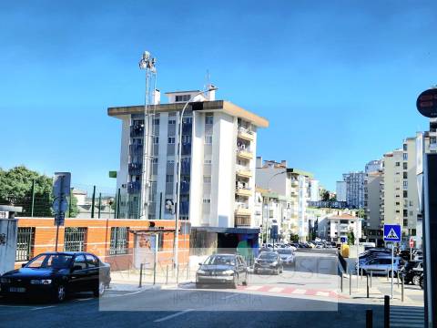 T2 com 80m² e 2 Varandas na Av. do Brasil | Junto ao Metro e Comboio | Amadora