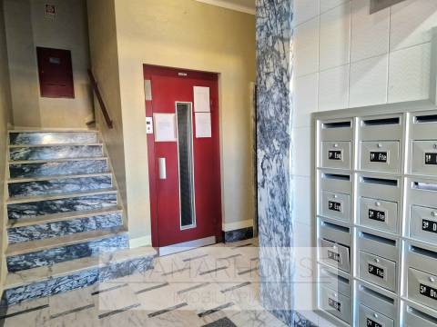 T2 com 80m² e 2 Varandas na Av. do Brasil | Junto ao Metro e Comboio | Amadora