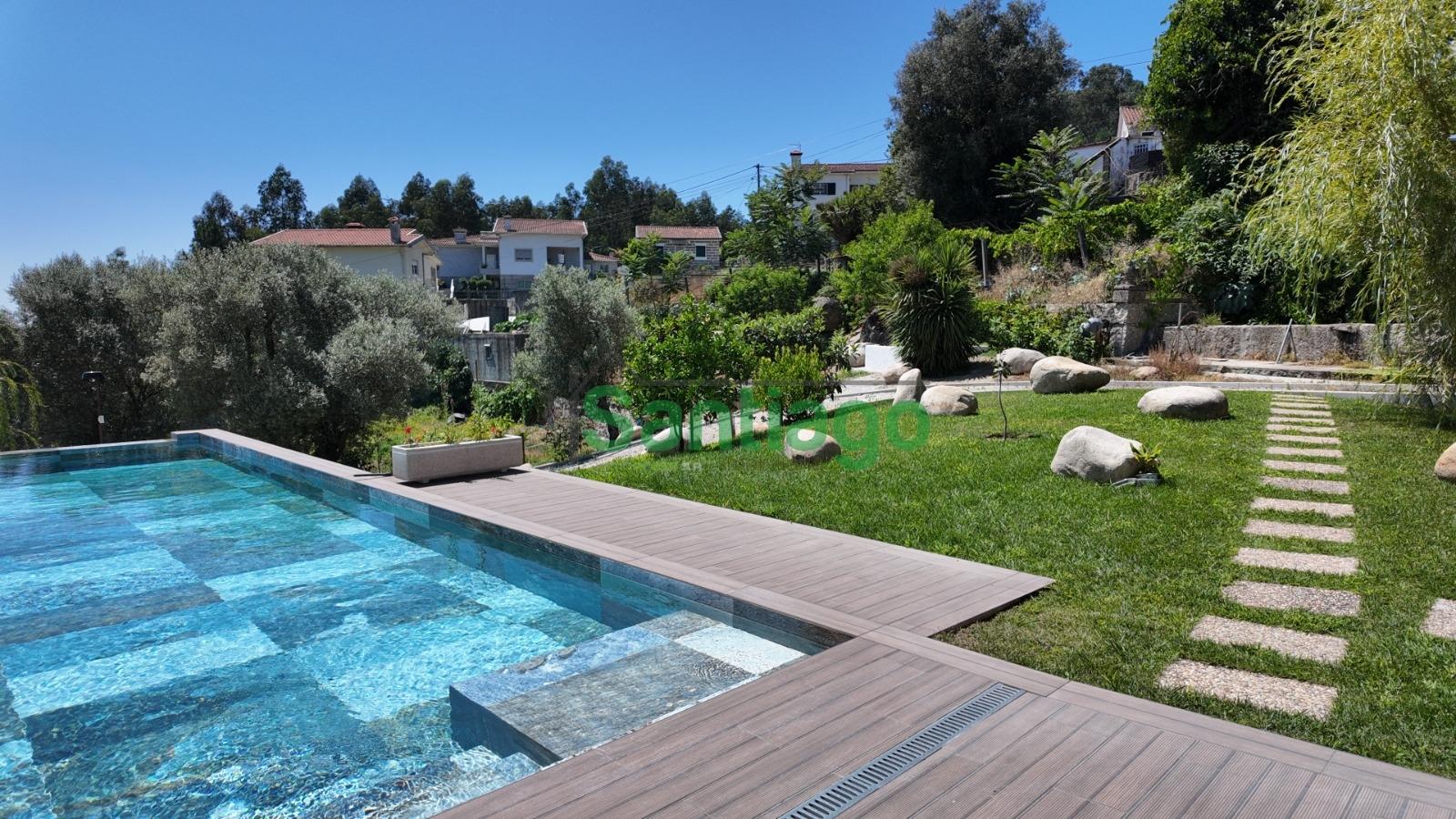 Quintinha T4 c/ Piscina e Pomar!