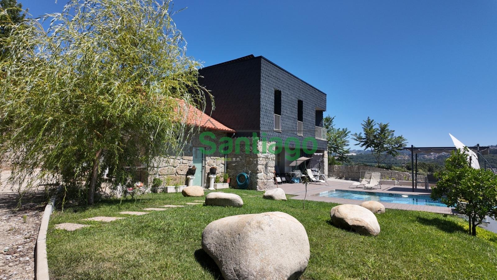 Quintinha T4 c/ Piscina e Pomar!