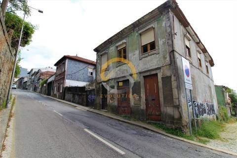Prédios com vistas privilegiadas para Rio Douro, em zona ARU