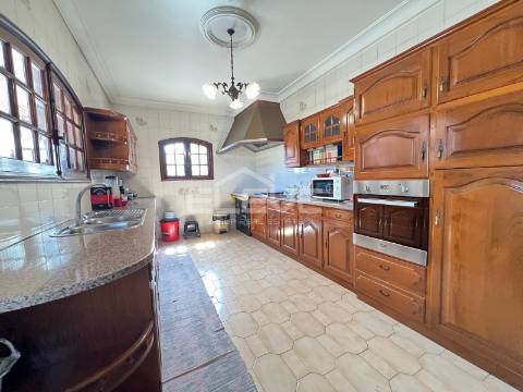 MORADIA T4 DE LUXO COM TERRENO DE 3.900m²