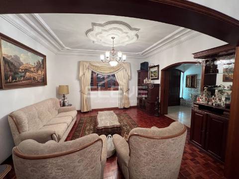 MORADIA T4 DE LUXO COM TERRENO DE 3.900m²