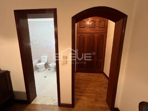 MORADIA T4 DE LUXO COM TERRENO DE 3.900m²