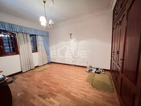 MORADIA T4 DE LUXO COM TERRENO DE 3.900m²