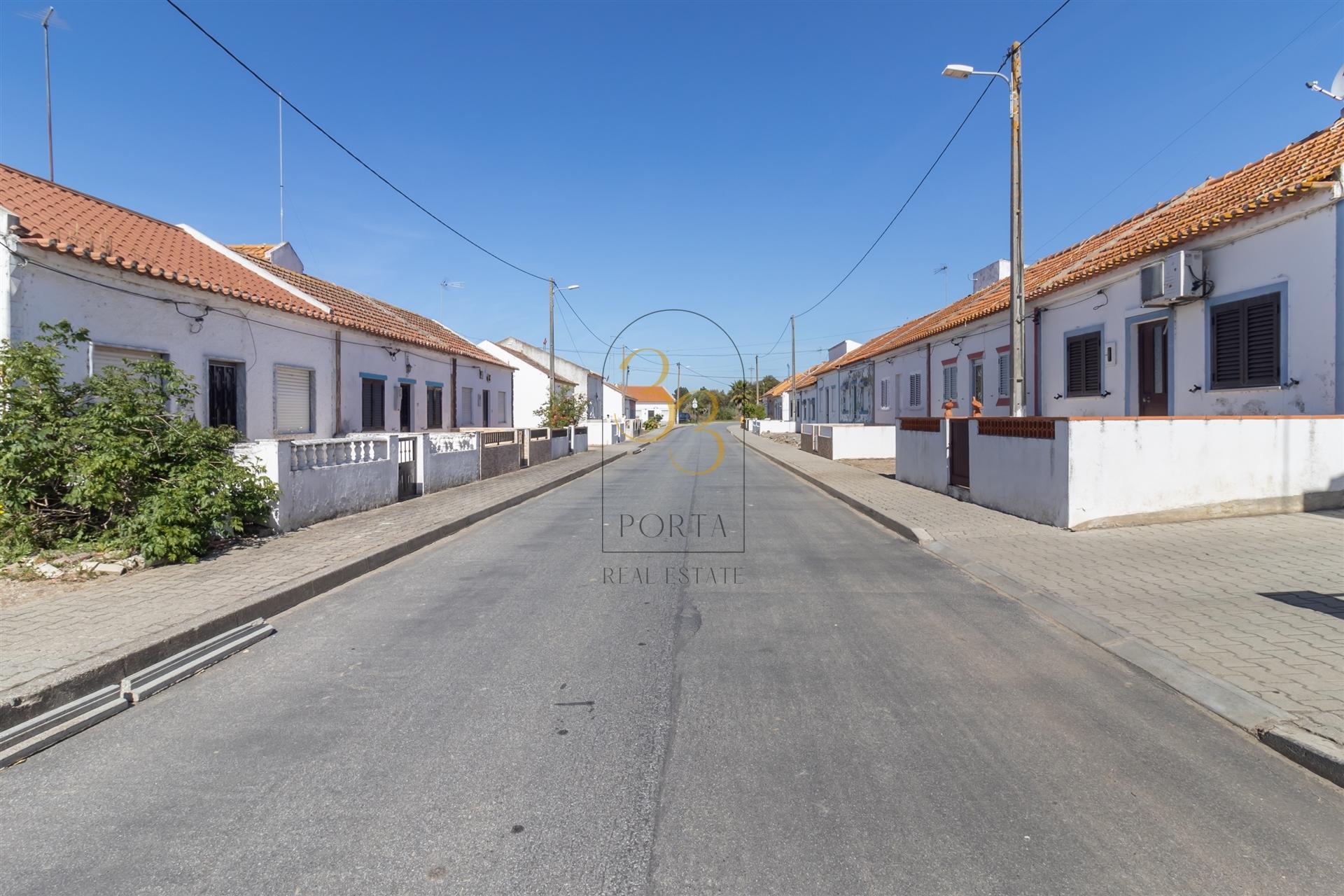 Moradia térrea,  pequena aldeia alentejana, rodeada pelos longos campos de arroz e pelo rio sado.