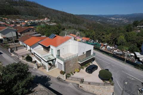 Moradia T4 para venda