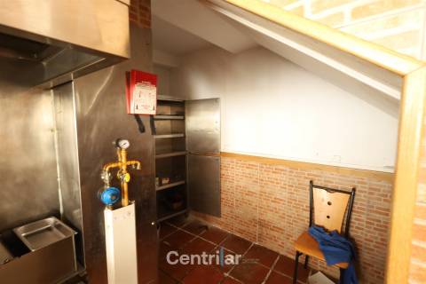 Loja/Restauração ou Alojamento na Vila Nova de Tazem-140.000 mil