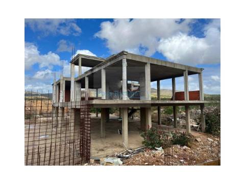 Moradia Independente com Estrutura Construída | Venda no Estado Atual ou Chave na Mão