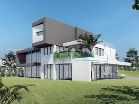 Moradia Independente com Estrutura Construída | Venda no Estado Atual ou Chave na Mão