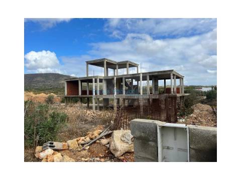 Terreno com infraestruturas para Moradia de Luxo em Construção