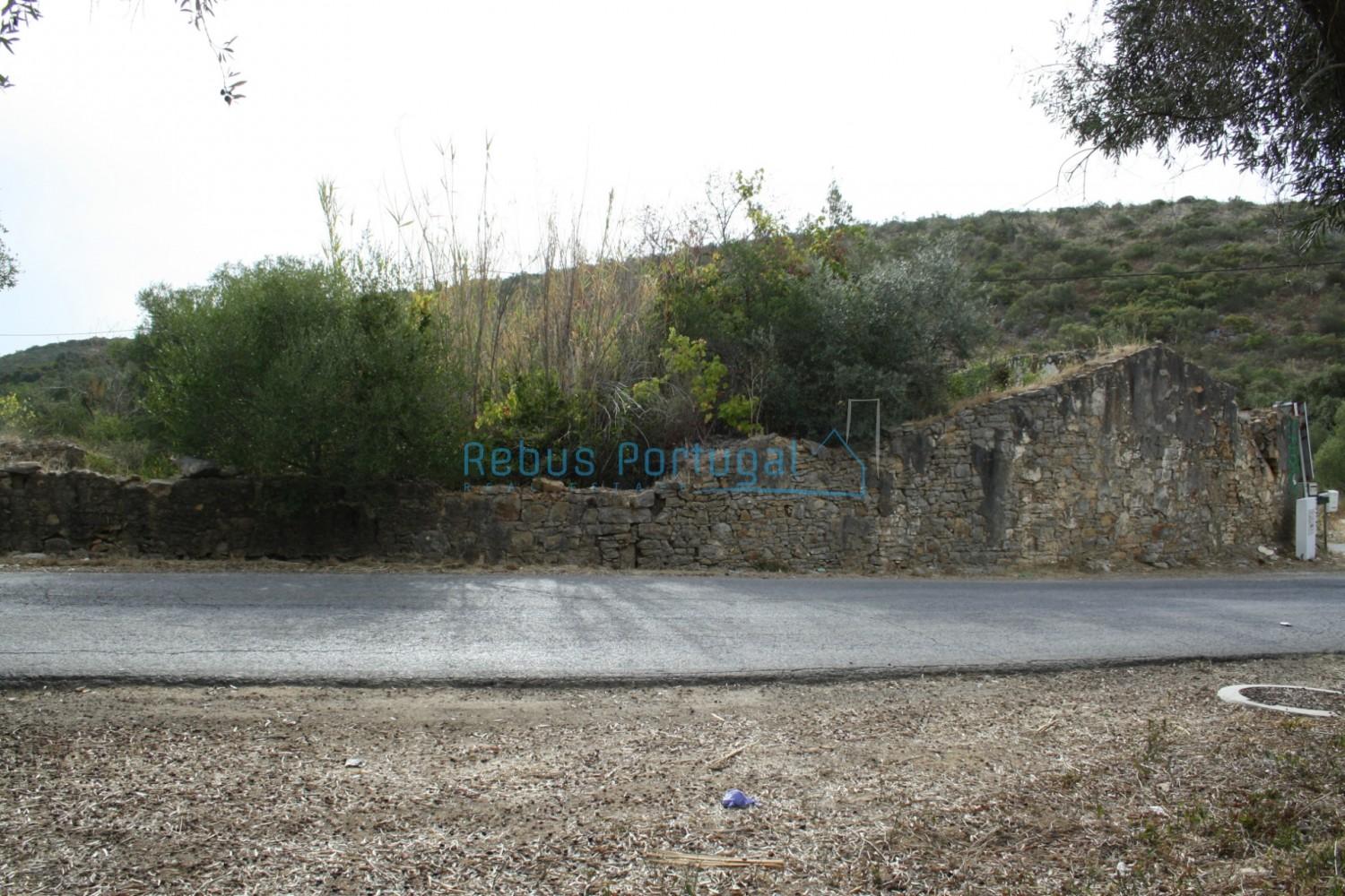Terreno com ruína para reconstrução e ampliação