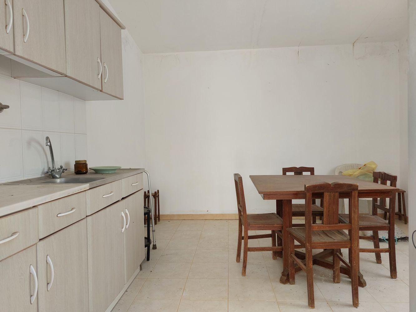 Moradia com anexos e furo, para recuperar