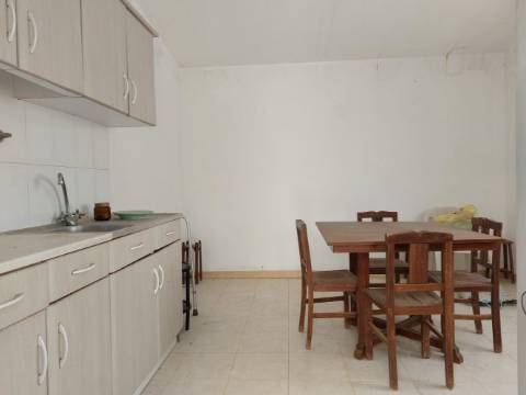 Moradia com anexos e furo, para recuperar