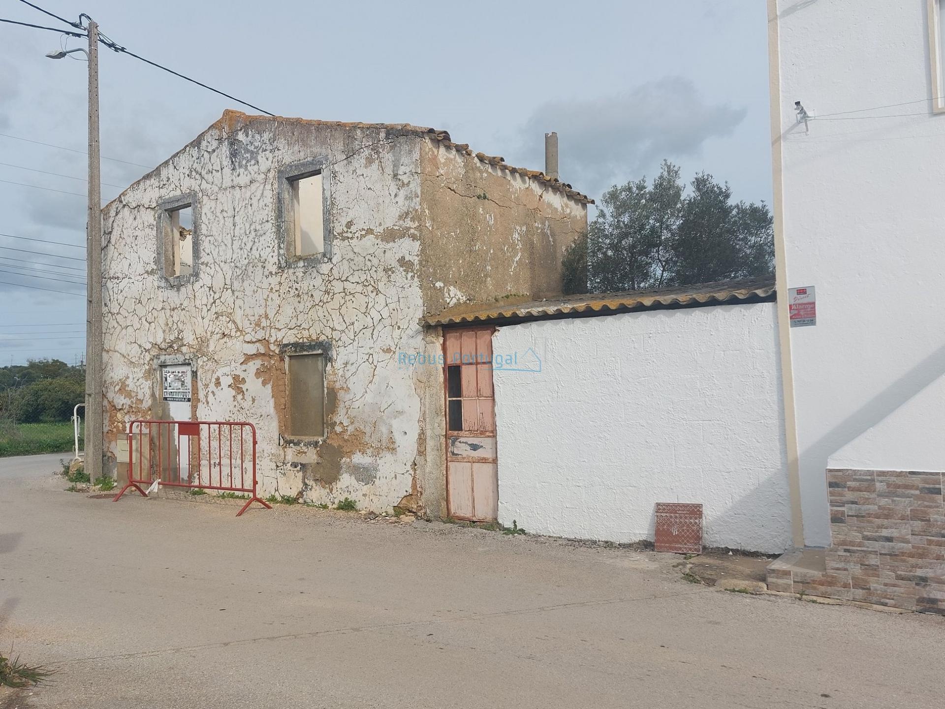 Ruina com 2 pisos e quintal, para reconstrução