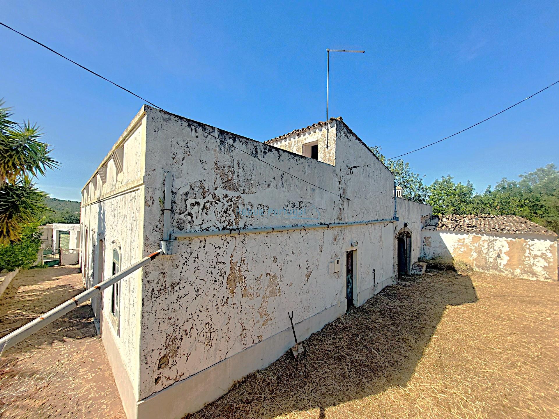 Quinta com 455m2 de área de construção, Carácter Único para Projeto Residencial ou Turístico