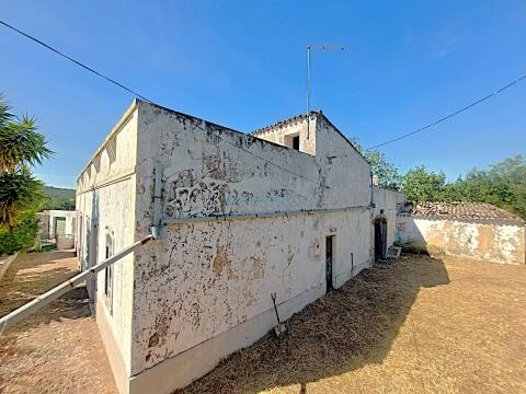 Quinta com 455m2 de área de construção, Carácter Único para Projeto Residencial ou Turístico