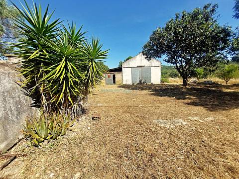 Quinta com 455m2 de área de construção, Carácter Único para Projeto Residencial ou Turístico
