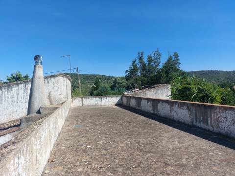 Quinta com 455m2 de área de construção, Carácter Único para Projeto Residencial ou Turístico
