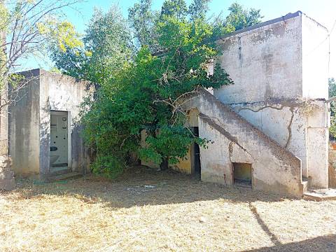 Quinta com 455m2 de área de construção, Carácter Único para Projeto Residencial ou Turístico