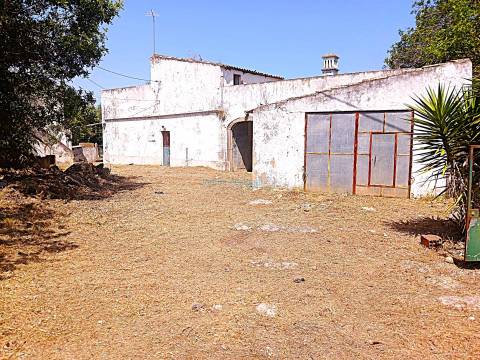 Quinta com 455m2 de área de construção, Carácter Único para Projeto Residencial ou Turístico