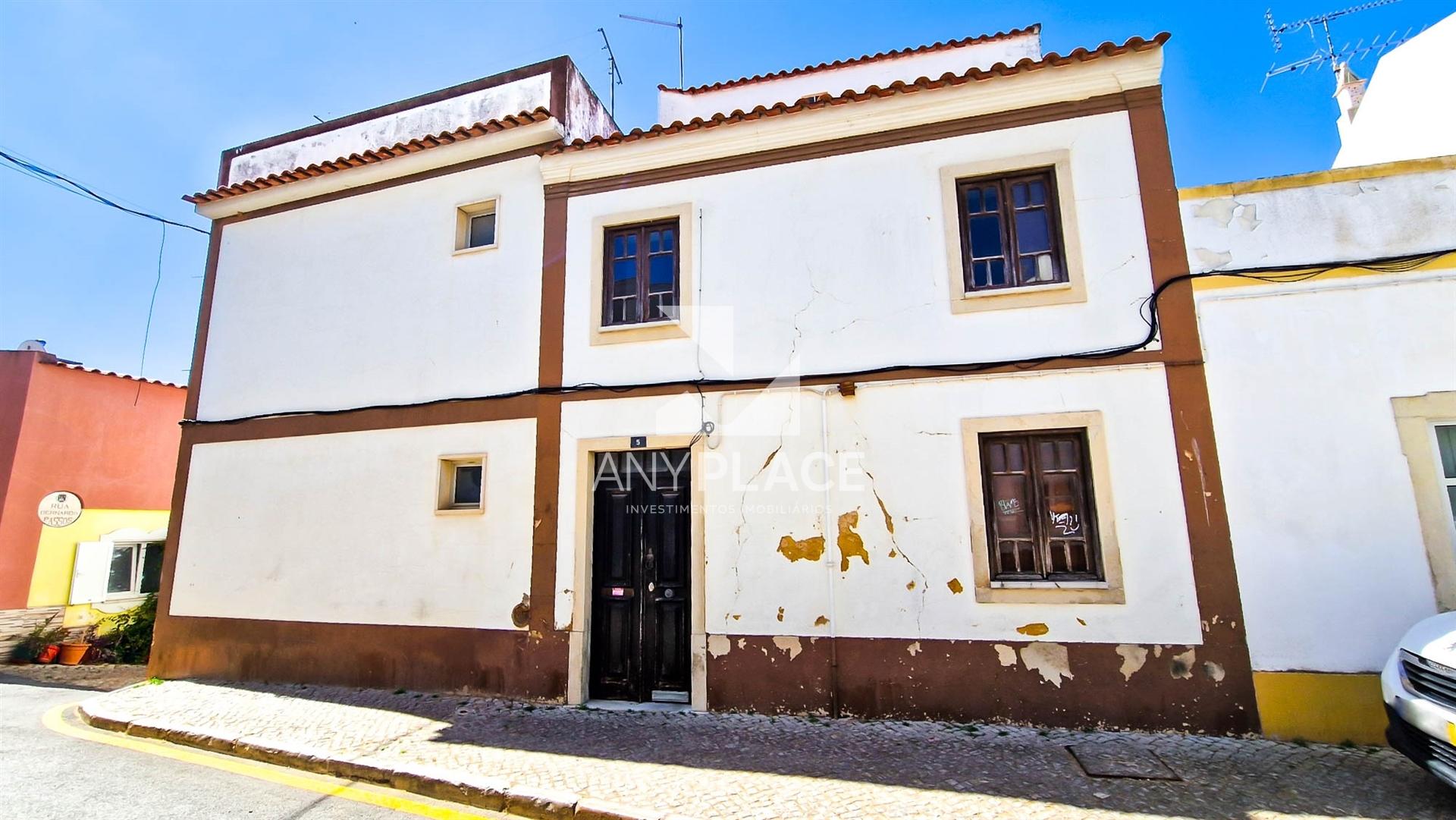 Moradia T3+1 com Rooftop  no Centro Histórico de Loulé um refúgio com charme e potencial.