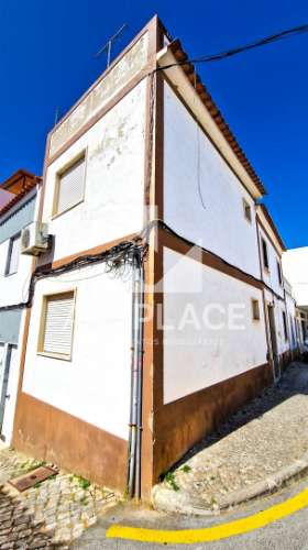 Moradia T3+1 com Rooftop  no Centro Histórico de Loulé um refúgio com charme e potencial.