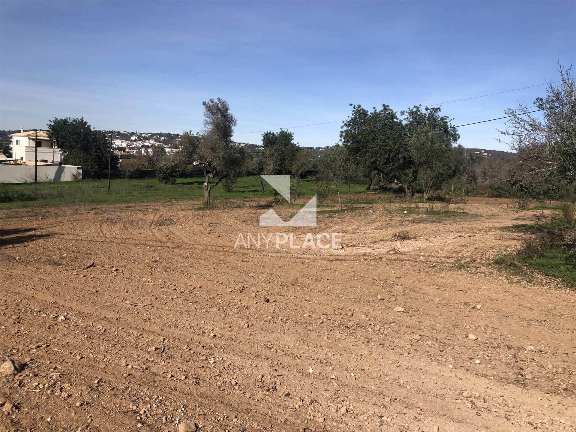 Terreno com viabilidade de construção de moradia de três pisos com piscina e bonita vista Mar.