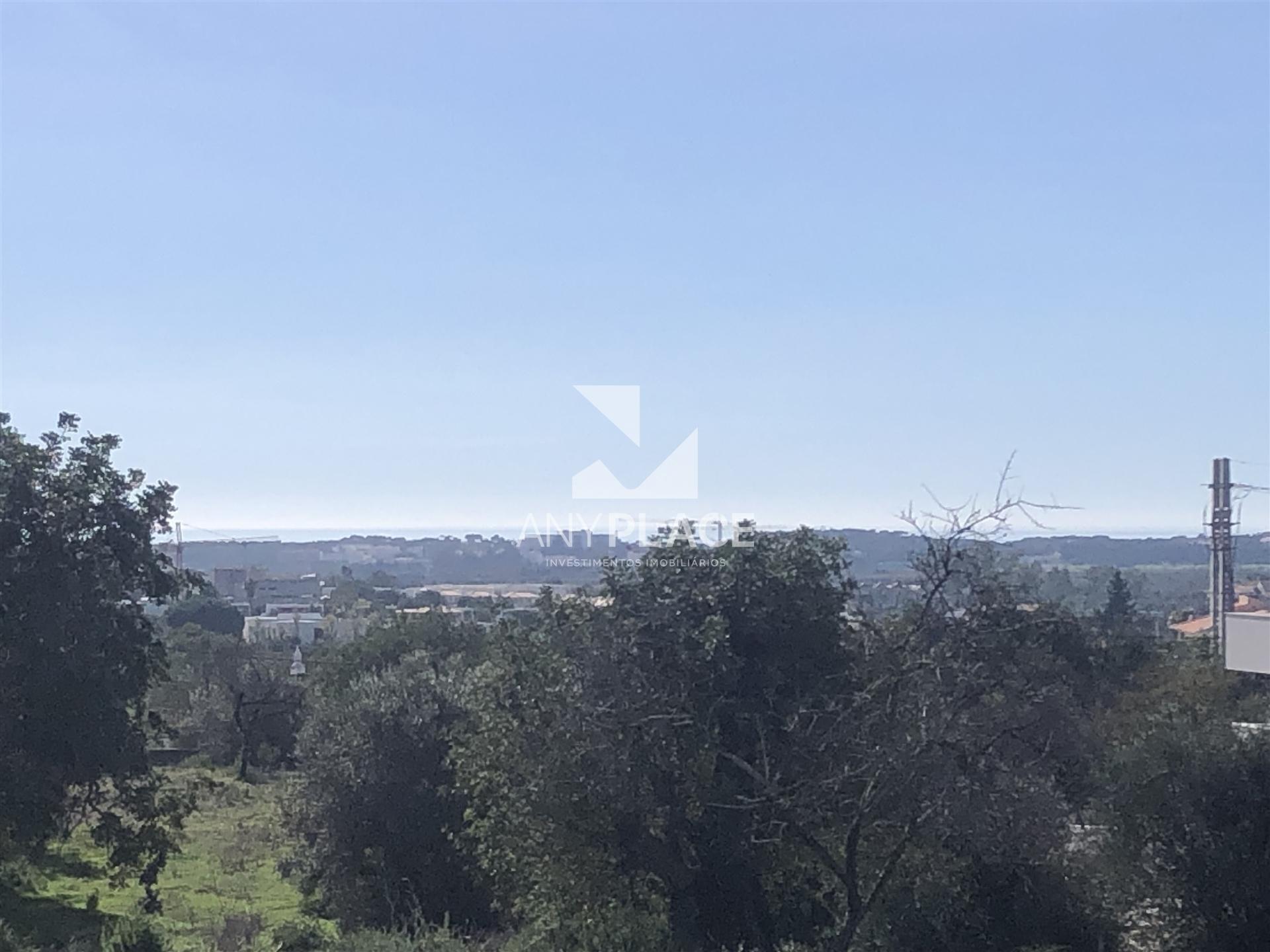 Terreno com viabilidade de construção de moradia de três pisos com piscina e bonita vista Mar.