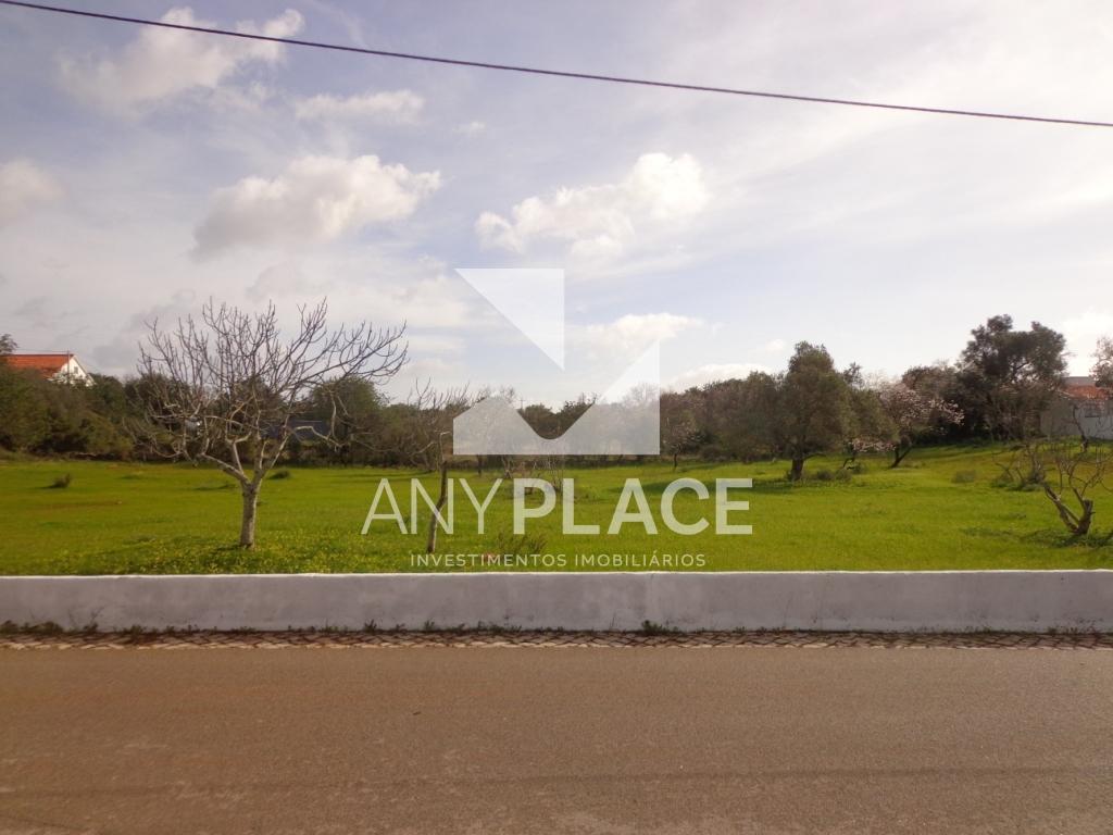 Terreno Urbano situado no centro de Almancil com possibilidade de construção.