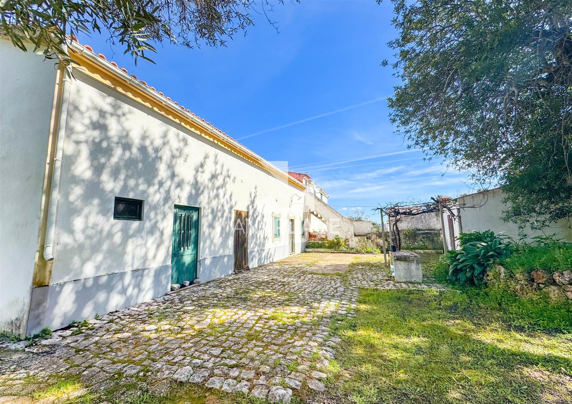 Moradia Tradicional em Aldeia típica a pouca distancia da cidade.