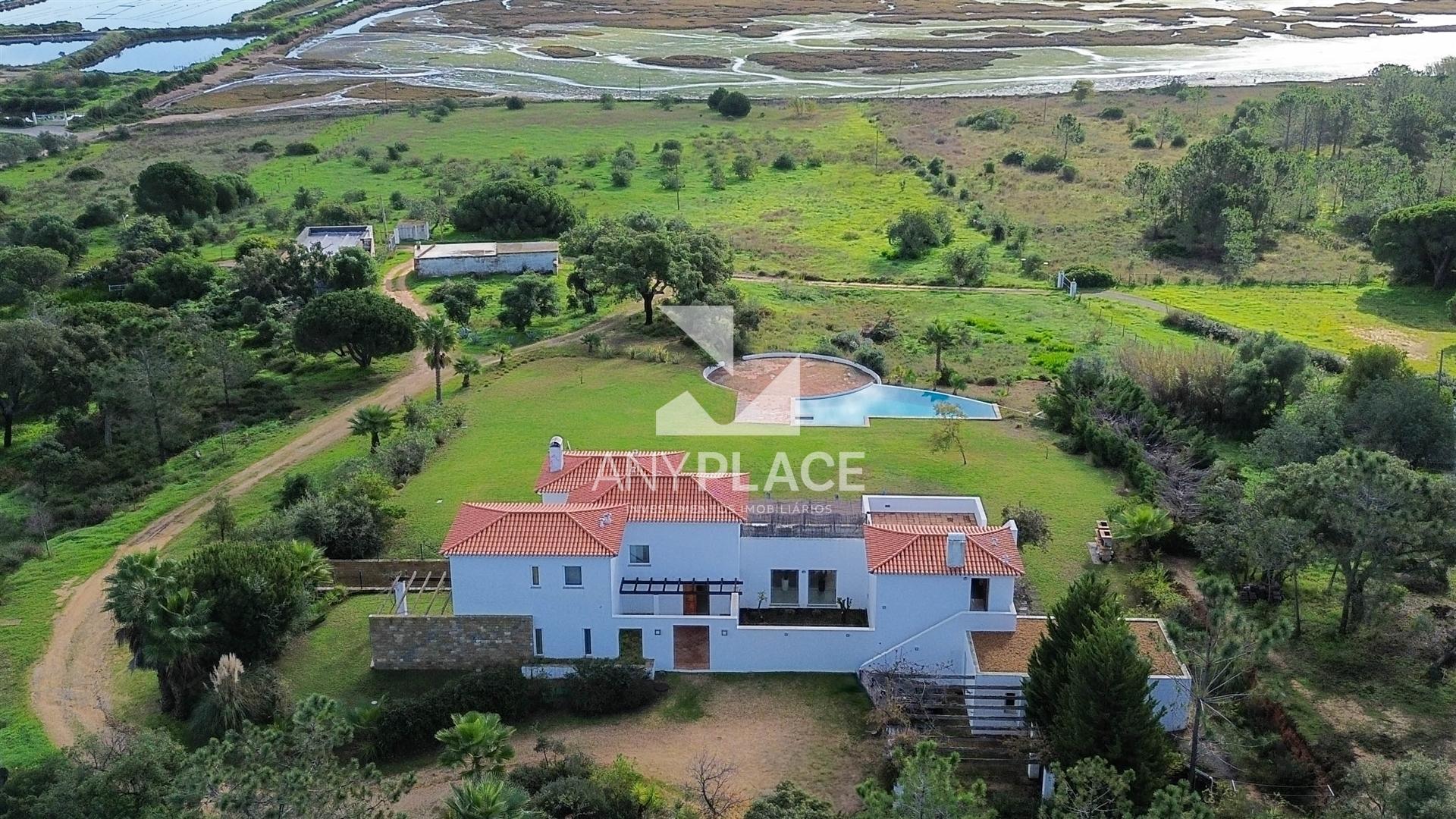 EXCLUSIVA MORADIA DE LUXO EM LOCALIZAÇÃO ÚNICA