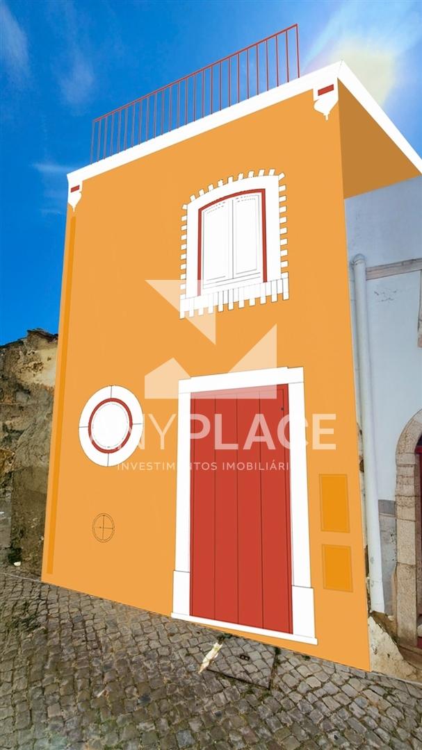 Moradia V1 com projeto em fase de aprovação localizada no coração do centro histórico de Loulé.