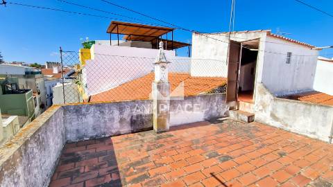 Moradia T3+1 com Rooftop  no Centro Histórico de Loulé um refúgio com charme e potencial.