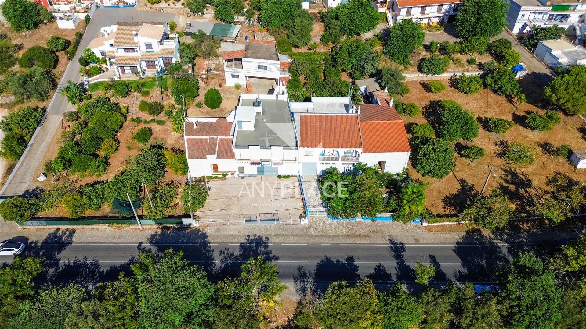 Oportunidade edifício singular de localização privilegiada, que conjuga habitação e serviços num só