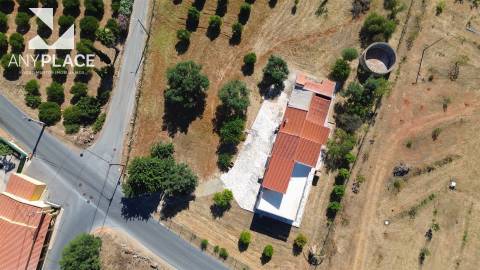 Moradia com terreno para construção de condomínio.