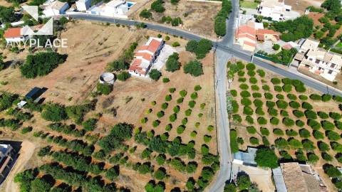 Moradia com terreno para construção de condomínio.