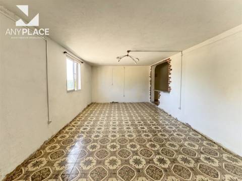 Moradia com terreno para construção de condomínio.