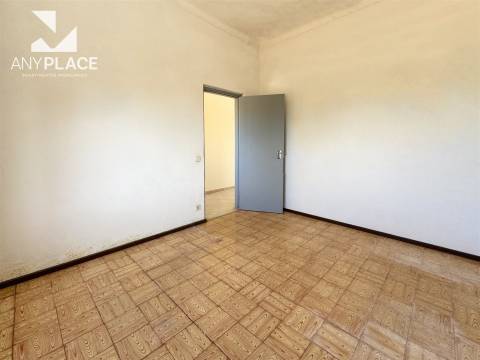 Moradia com terreno para construção de condomínio.