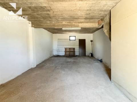 Moradia com terreno para construção de condomínio.