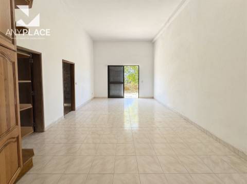 Moradia com terreno para construção de condomínio.