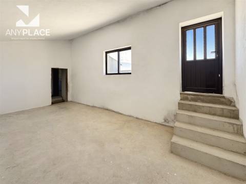 Moradia com terreno para construção de condomínio.