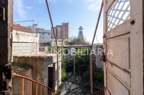 Moradia no Centro Histórico de Leça da Palmeira inserida num lote com 300m2