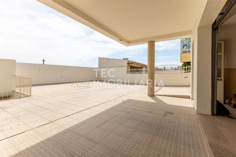 Andar-Moradia T3 Duplex em Fânzeres, com Excelentes Áreas e Vistas Deslumbrantes