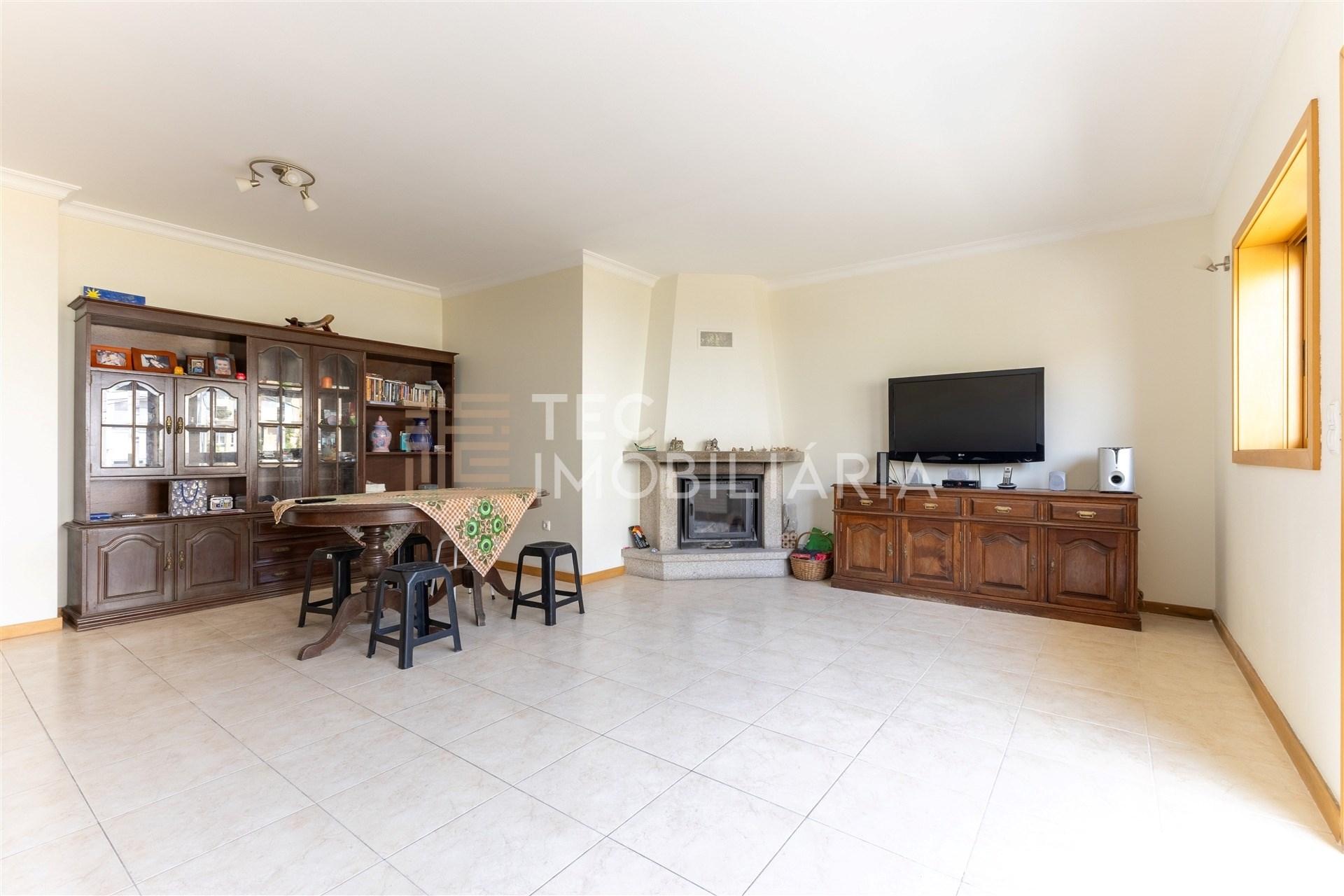 Andar-Moradia T3 Duplex em Fânzeres, com Excelentes Áreas e Vistas Deslumbrantes