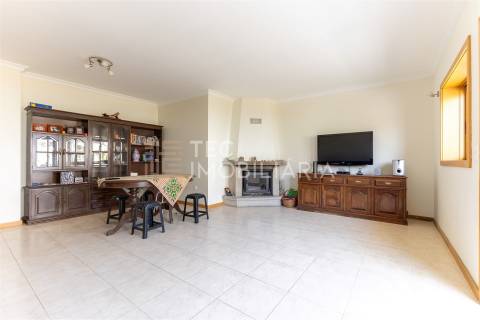 Andar-Moradia T3 Duplex em Fânzeres, com Excelentes Áreas e Vistas Deslumbrantes