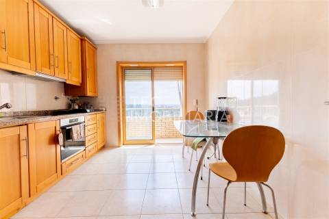 Andar-Moradia T3 Duplex em Fânzeres, com Excelentes Áreas e Vistas Deslumbrantes