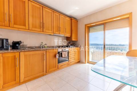 Andar-Moradia T3 Duplex em Fânzeres, com Excelentes Áreas e Vistas Deslumbrantes