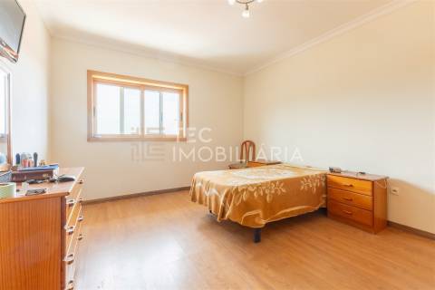 Andar-Moradia T3 Duplex em Fânzeres, com Excelentes Áreas e Vistas Deslumbrantes